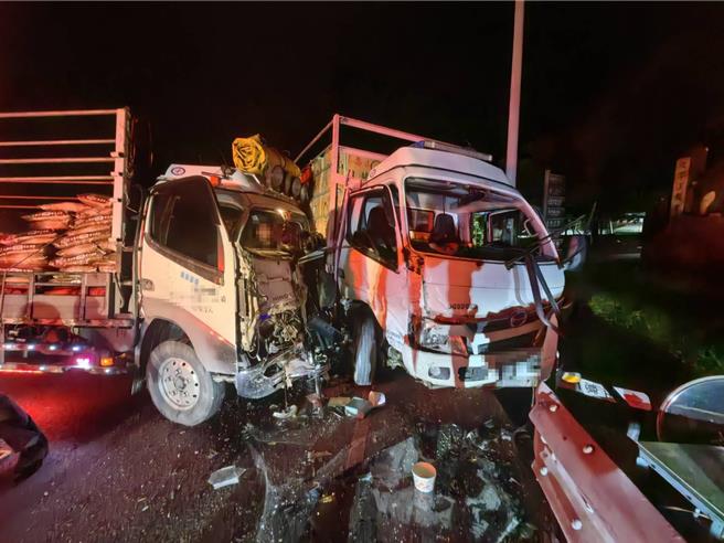 宜兰县大同乡泰雅大桥路口附近13日晚上7时许发生一起货车相撞交通事故。（警方提供／吴佩蓉宜兰传真）