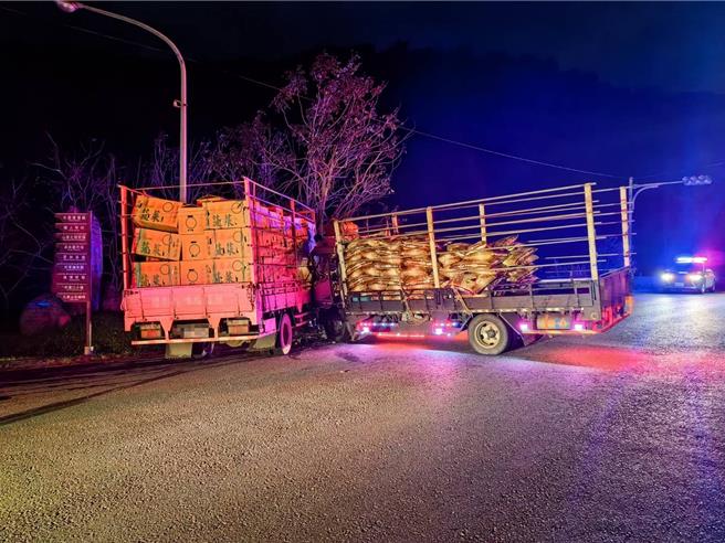 宜兰县大同乡泰雅大桥路口附近13日晚上7时许发生一起货车相撞交通事故。（警方提供／吴佩蓉宜兰传真）