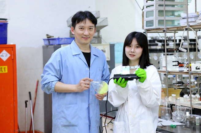 「第四届大专校院绿色化学创意竞赛」吸引来自全国大专校院62个团队报名参加，静宜应化系大三学生李昀蓉荣获银奖。(照片/静宜大学提供)