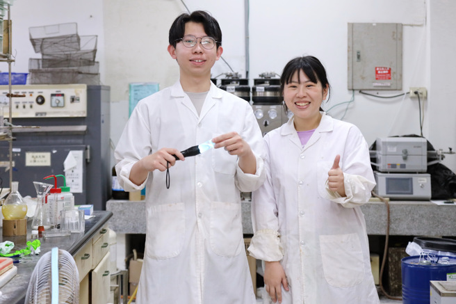 静宜应化系大三学生赖佩瑜与大四学生杨育襦获得佳作，成果斐然。(照片/静宜大学提供)