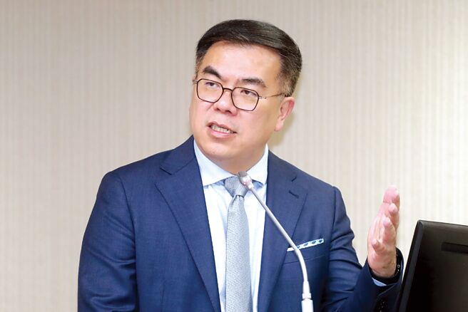 环境部长彭启明日前答询时称家庭主妇主菜是空污来源，让网友全都傻眼。（图／本报资料照片）