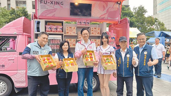 桃园市长张善政（中）、復兴区农会理事长曾鸿姿（左二）、復兴区公所区长苏佐玺（左一）出席妈妈桃宣传活动合影。图／主办单位提供