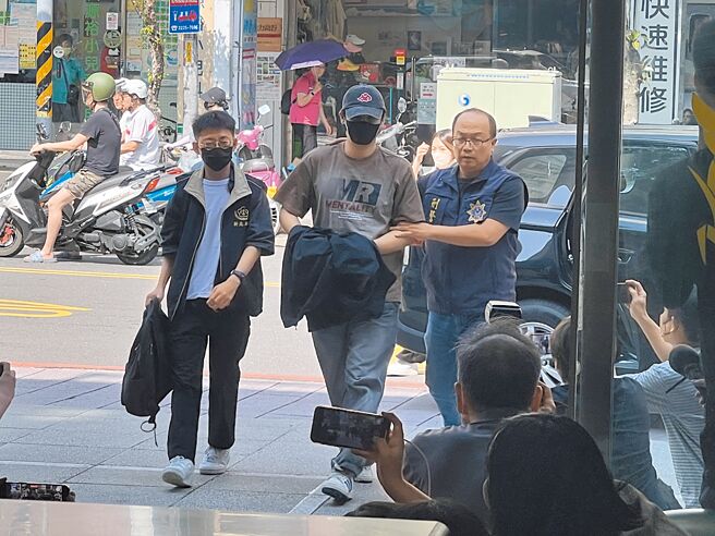 检警侦办逃避兵役集团14日再度发动搜索，图为艺人陈零九被移送新北地检署。（王扬杰摄）