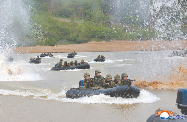 北韩领导人金正恩13日观摩各兵种战术综合训练。（美联社）