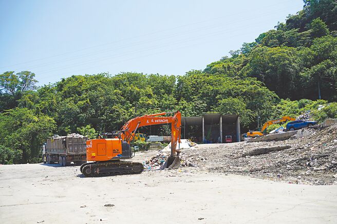 竹东卫生掩埋场的裸露暂置垃圾14日终于全数清除，新竹县环保局下一个清理重点瞄准湖口掩埋场。（新竹县府提供／邱立雅竹县传真）