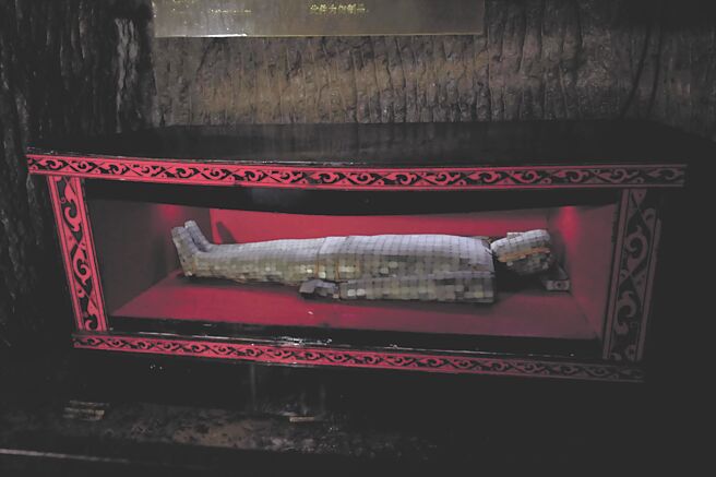 金縷玉衣是漢代皇帝和貴族所特用的殮具，圖為獅子山楚王陵中的金縷玉衣，經修復後發現由4248片新疆和圓玉片、1576克金絲穿連而成，是目前中國出土年代最早、玉片數量最多、製作最精緻的玉衣。（林洛安攝）