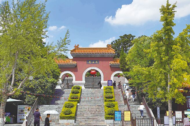 戲馬台海拔高度僅69.9公尺，據清乾隆《徐州府志》記載，楚項羽因山為台，以觀戲馬，故名。（林洛安攝）