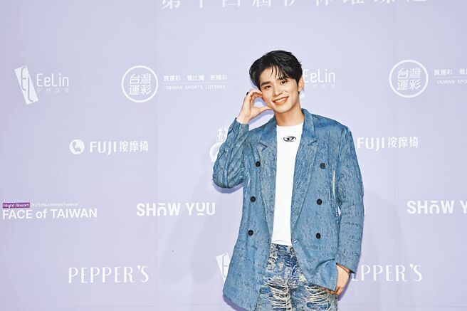 王品澔14日出席记者会卖萌比脸颊爱心。（伊林娱乐提供）