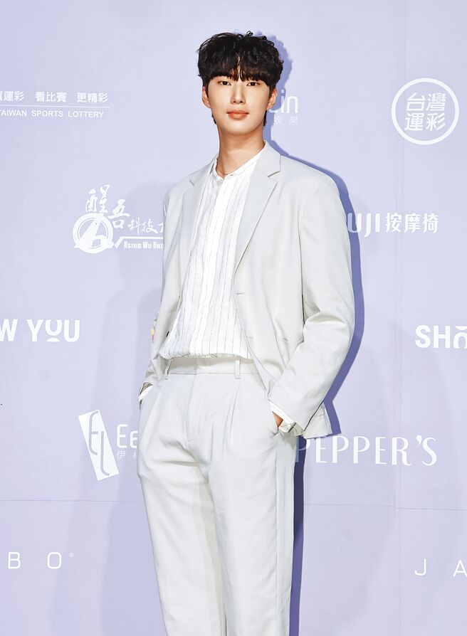 金云190公分高挑身材，14日展现白马王子气息。（伊林娱乐提供）