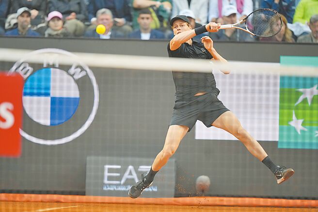 义大利球王辛纳在同为红土的罗马大师赛备战即将到来的法网。（美联社）