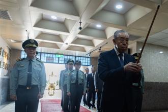軍友社榮譽理事長李棟樑慰訪五指山駐軍 緬懷英烈