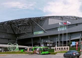 女設計師搭機飛金門頭蓋外套偷吸電子煙   掀開狂冒濃煙下場慘了