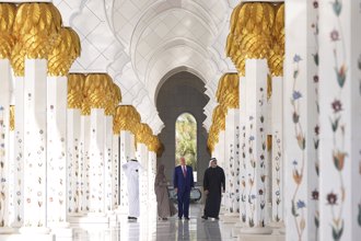 影》絕美清真寺為川普關閉1天 他脫鞋入內看傻 讚嘆伊斯蘭文化