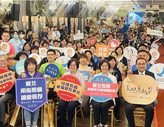 侯友宜頒發「新北長照卓越獎」允諾明年設長照處
