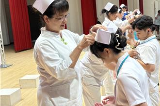 醫護傳承接棒 護理師母親自為女兒加冠
