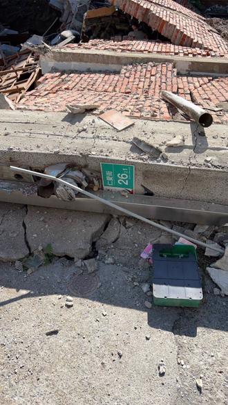 工地基地下挖不到2公尺 瞎毀！隔壁透天厝瞬間倒塌