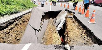 台中道路惊现天坑！居民吓傻：车差点掉进去
