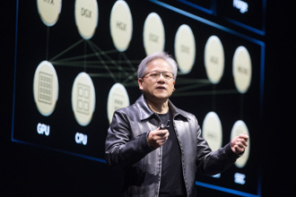 脫掉皮衣！黃仁勳穿T恤抵台 今晚與「他」共進晚餐