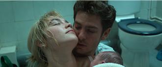 與二代黑寡婦擦愛火！蜘蛛人拍臨盆戲碼 意外獲「嬰兒便便」