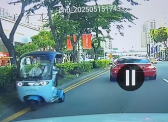 移動神主牌出沒！路中央遇逆向三寶 駕駛傻眼：阿嬤堅持做自己