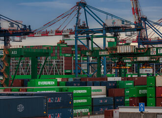 中输美货柜预订量 激增近3倍