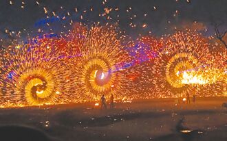 新北 大陆打铁花、英歌舞 先啬宫首演