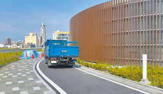 台鐵高雄站 綠之丘天棚自行車道 宛如工地