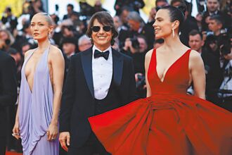 阿湯哥現身坎城 女星深V左右護駕