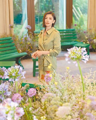 賈靜雯置身花海 分享女神穿搭術