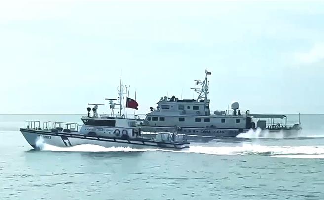 4艘大陸海警船24小時內2度襲擾金門限制水域，海巡署立即調動巡防艇能量，前推至限制水域線上部署對應驅離。(圖／海巡署提供)