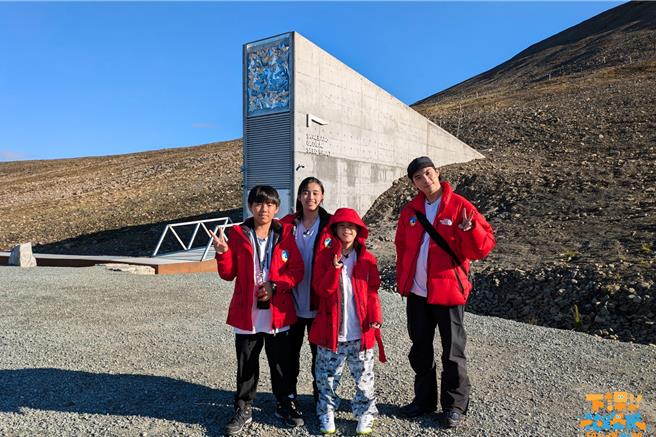 林哲熹（右）帶著小朋友前進北極。（公視＋提供）