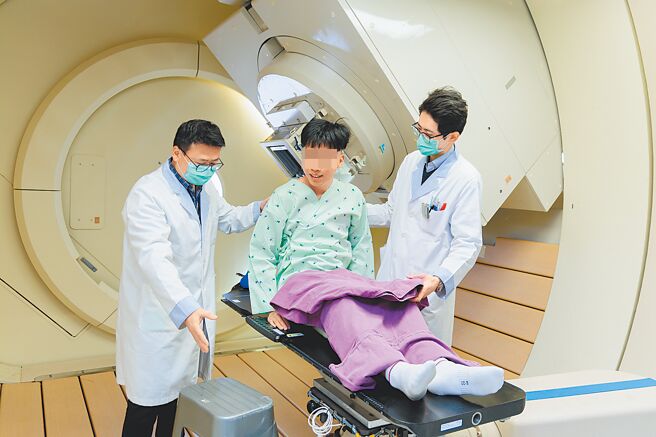 相较于光子治疗，质子治疗可大辐减少心臟与肺部及周围组织的剂量，也是小儿肿瘤治疗的利器。（本报资料照片）