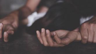 塔羅師性侵未成年繼女「害懷孕產子」 妻躺旁還偷抓胸：我以為是妳