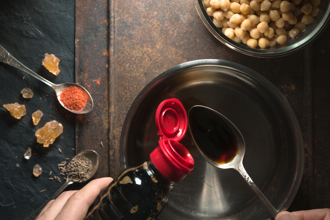 倒醬油總是失手 台灣蔭油生產者曝一方法解決