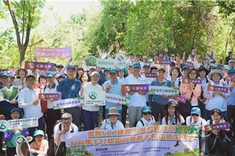 抢救半屏山生态！公私协力移除银合欢 打造原生「生态树岛」