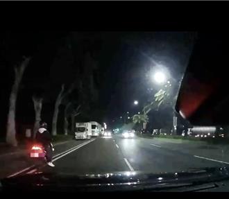 少年凌晨飆車「闖紅燈又逆向」拒檢逃逸 林口警開18張罰單