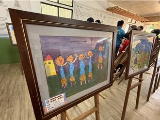 林內民生國小全校29學童在冰店辦畫展 用畫筆記錄生活