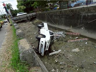 駕車與女機車騎士碰撞 小貨車翻落水溝