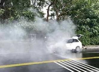 仰德大道火燒車！自小客「引擎室突竄火舌」 駕駛急逃無人傷