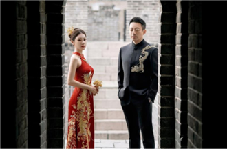 汪小菲宴客畫面曝！馬筱梅穿中式婚服「大紅鳳凰裙」搶眼