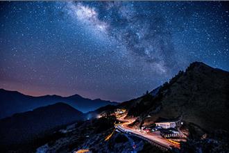抬頭看見全宇宙！合歡山暗空公園掀追星熱