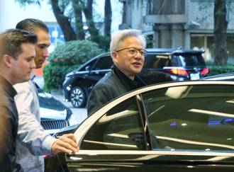 黃仁勳剪完頭髮「手上出現神秘紙盒」！最愛麵包曝光 