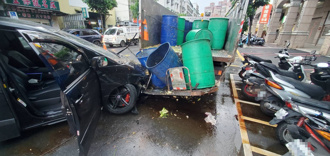 蘆洲小客車擦撞計程車後失控撞回收車 餿水噴飛2人傷