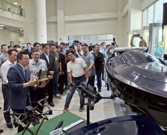 卓荣泰今视察雷虎AI自杀无人机与攻击无人艇