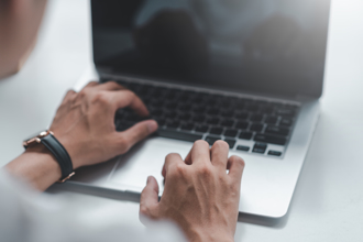 醫徵女友開「3條件」被網紅女律師截圖公審 反遭炎上：妳才可悲