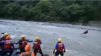 花蓮午後暴雨急湧　男困溪畔、移工抱漂流木驚險逃生