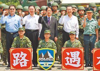 總統視察軍隊 工兵模擬阻絕共軍攻擊