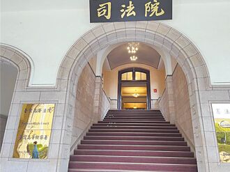 跟騷女書記官 檢察官降檢事官