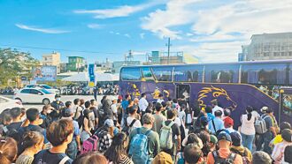 台鐵出包乘客怨接駁車不夠 上百人深夜卡車站