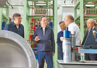 丁薛祥考察長江存儲 催科技自強